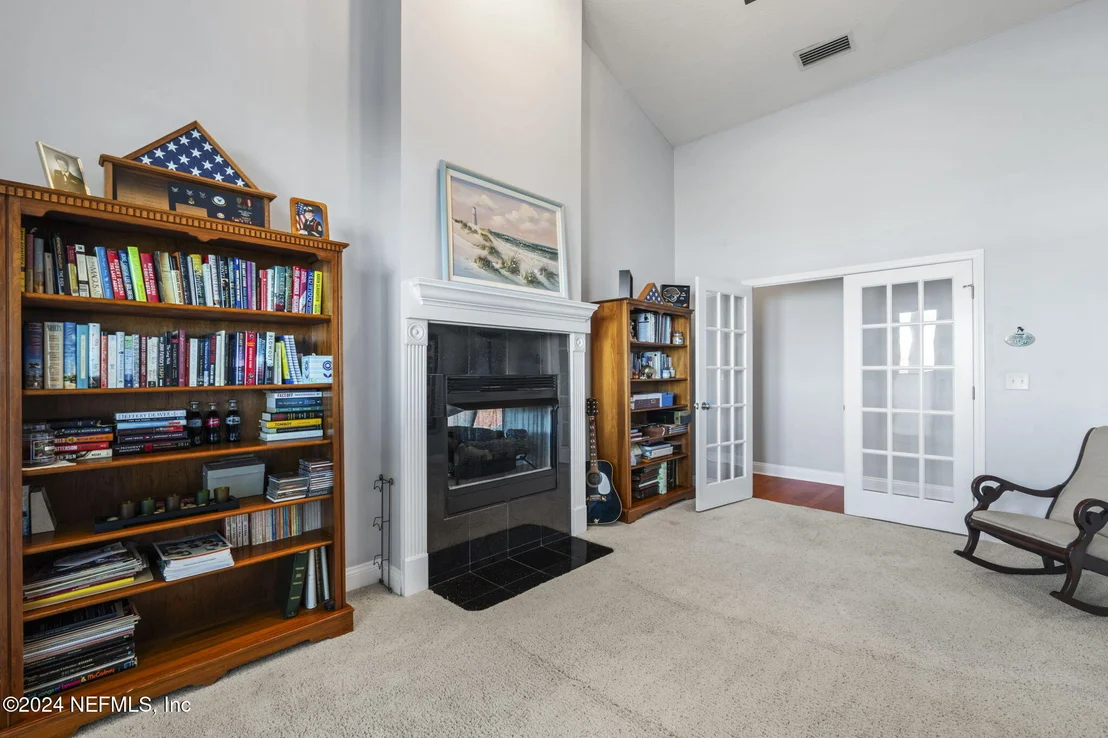 Photo of 487 CREIGHTON Road