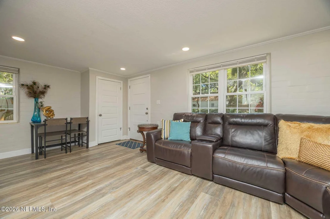 Photo of 6 DOUGLAS Avenue