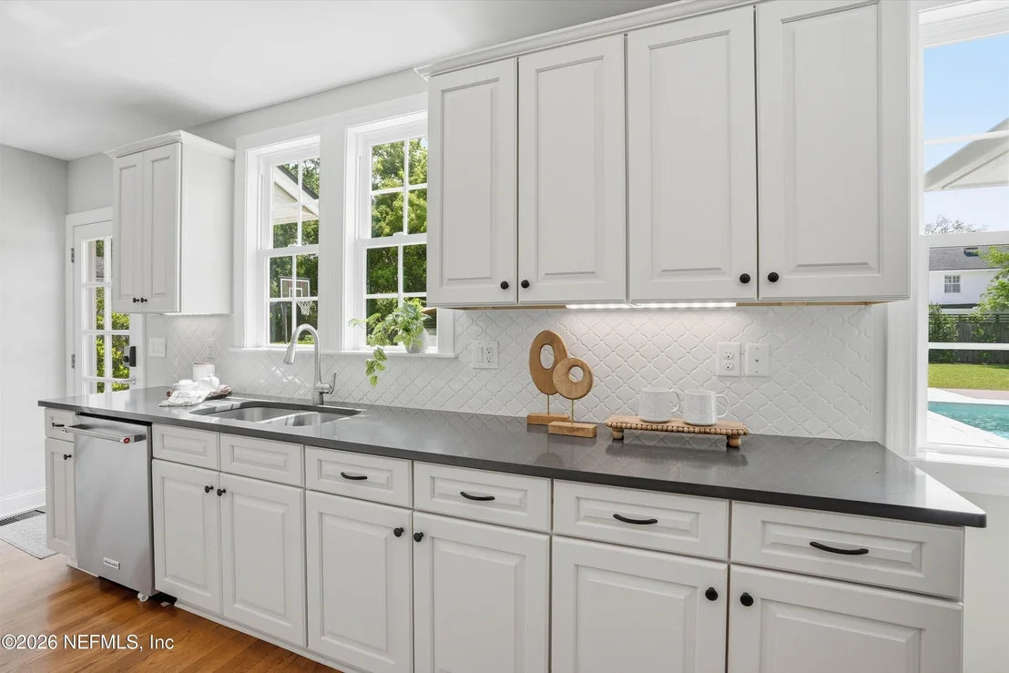 Photo of 1052 HOLLY Lane