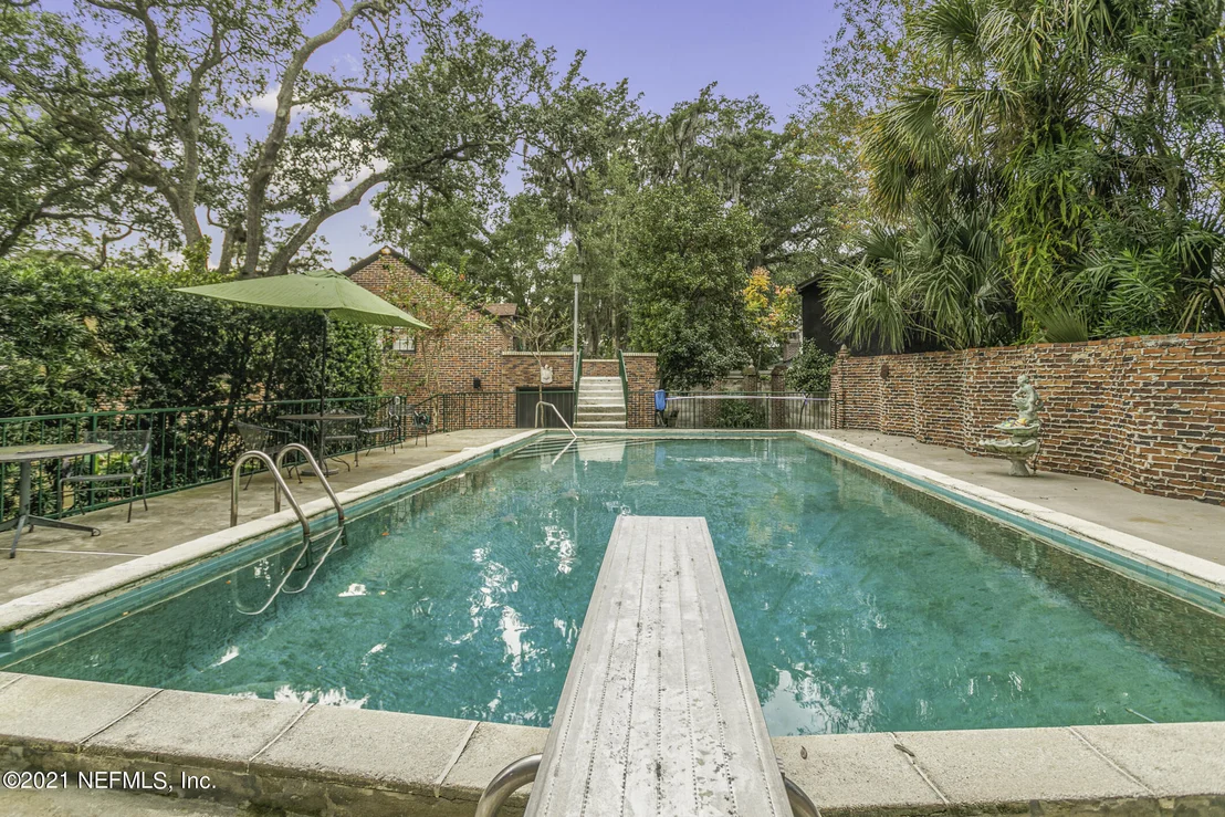Photo of 927 ARBOR Lane