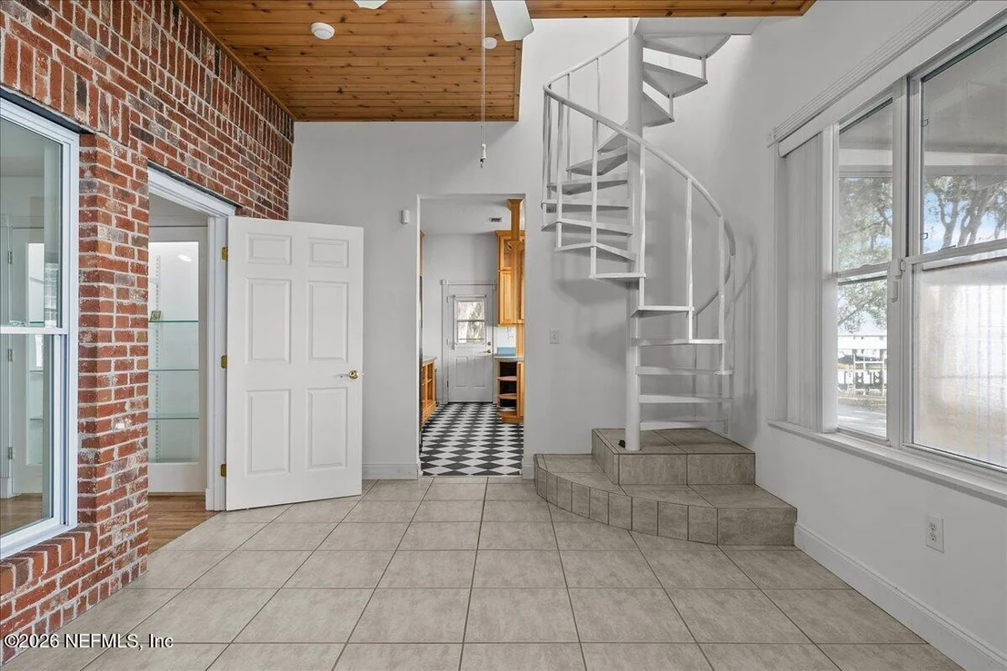Photo of 533 W RIVER Road