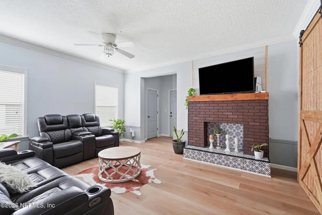 Photo of 324 SILVER GLEN Avenue