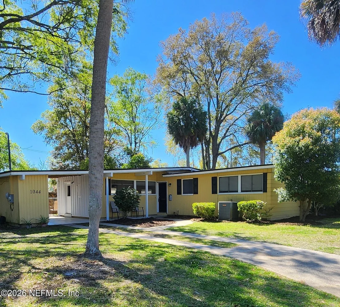 Photo of 1044 HALIFAX Road