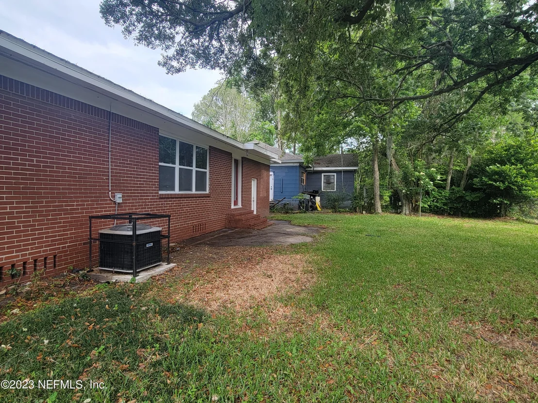 Photo of 5886 MONCRIEF Road