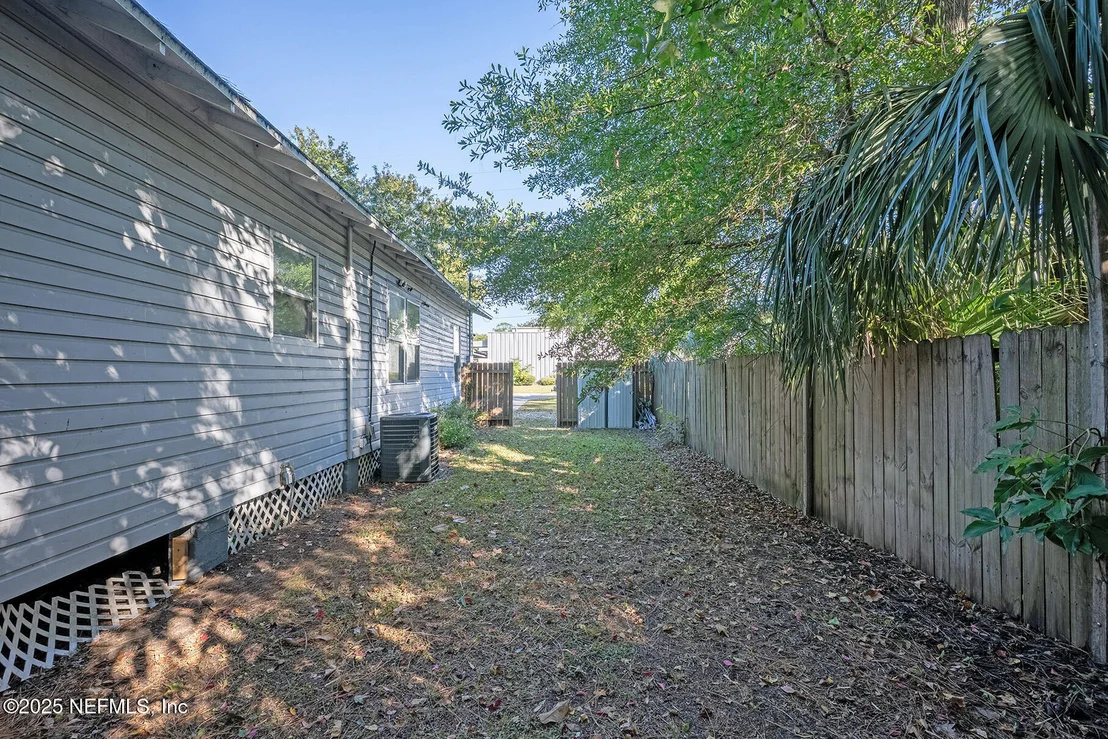 Photo of 2818 WHITE Avenue