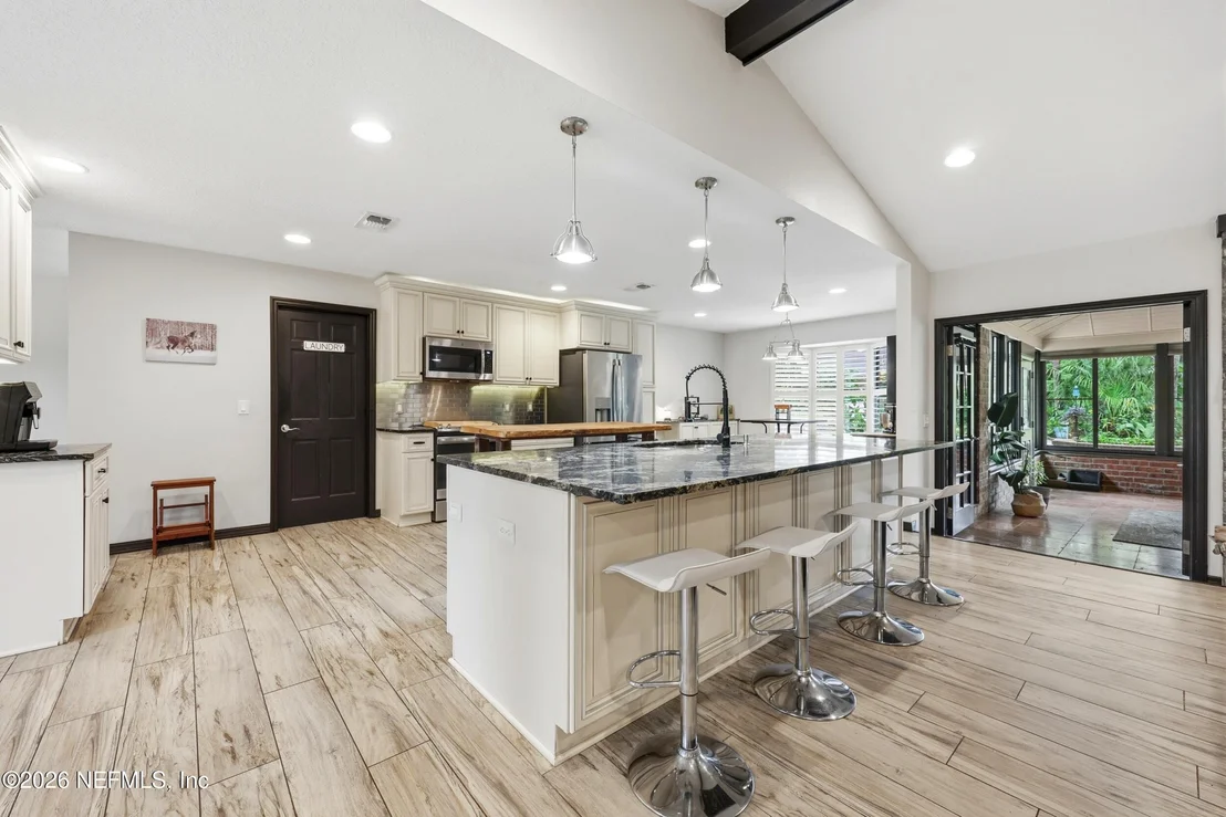 Photo of 905 MIDDLERIDGE Court
