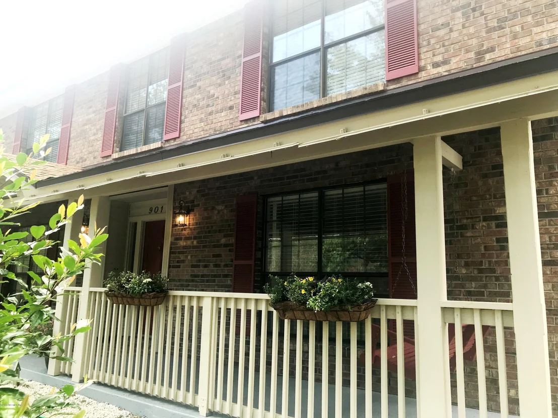 Photo of 901 MIDDLERIDGE Court