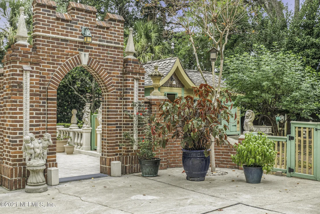 Photo of 927 ARBOR Lane