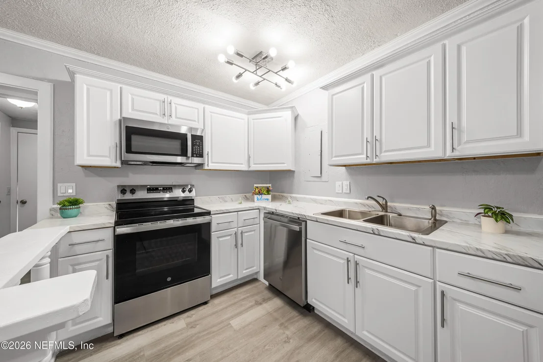 Photo of 1241 KING ARTHUR Road