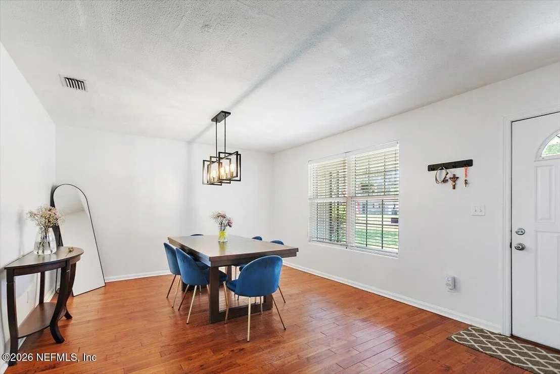 Photo of 560 MANDALAY Road