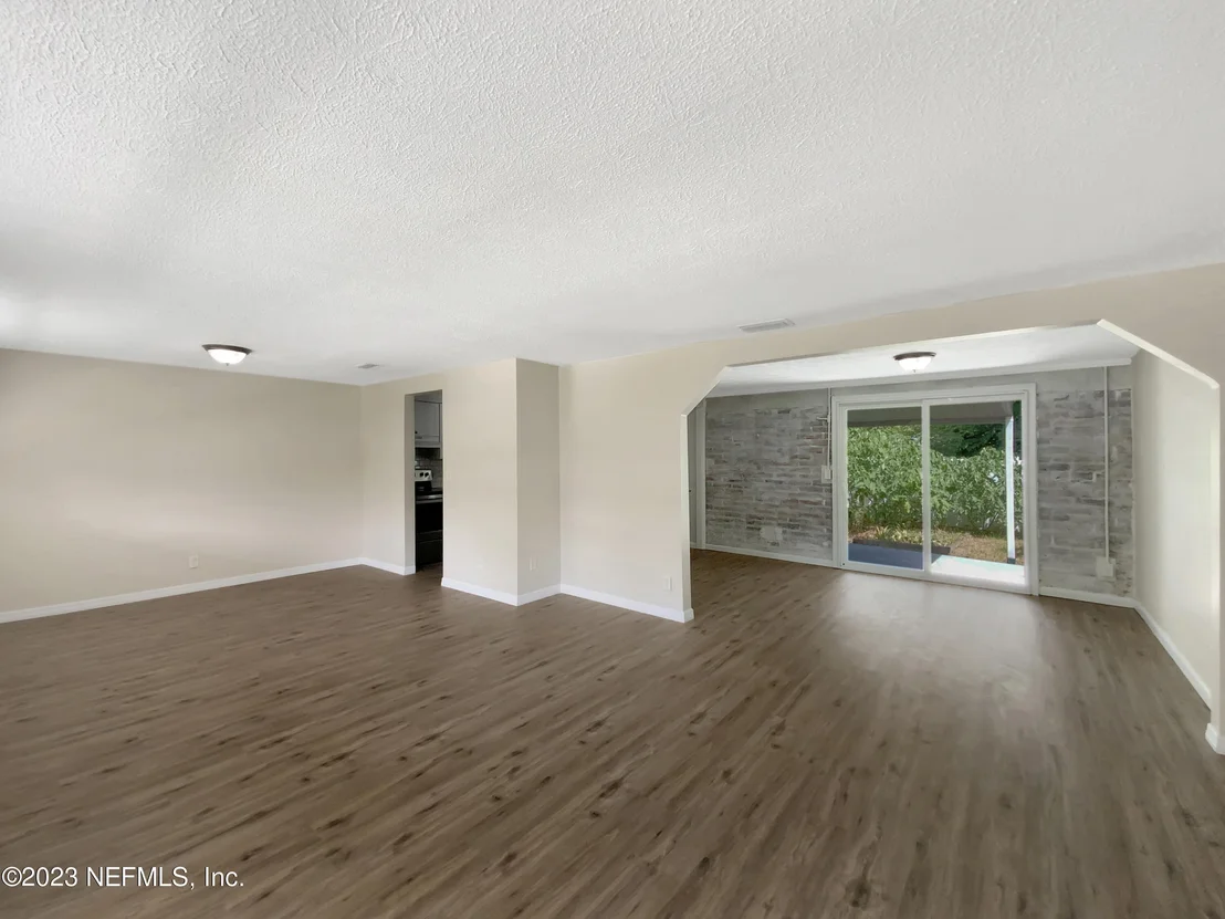 Photo of 413 SIGSBEE Road