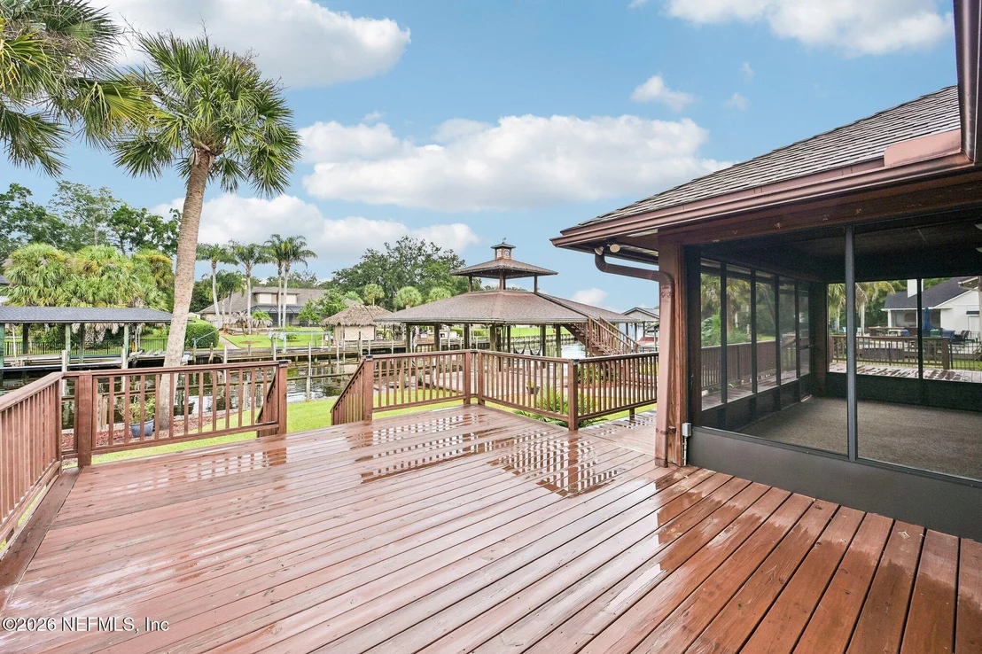 Photo of 331 OAK Drive S