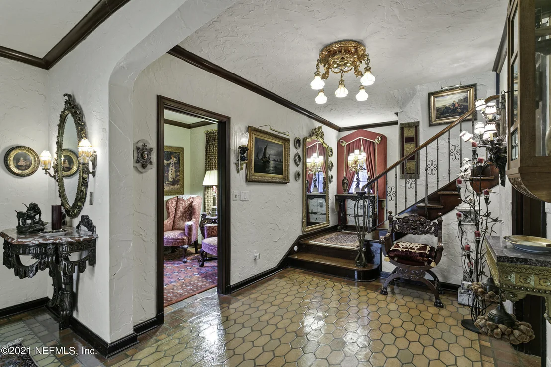 Photo of 927 ARBOR Lane