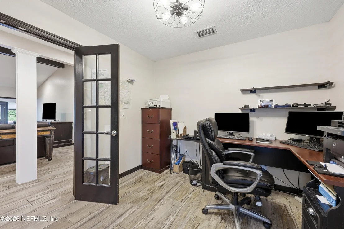 Photo of 905 MIDDLERIDGE Court