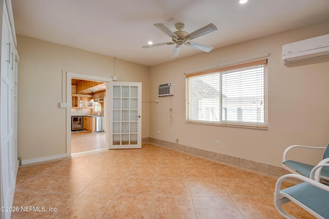 Photo of 1136 W SHORE Drive