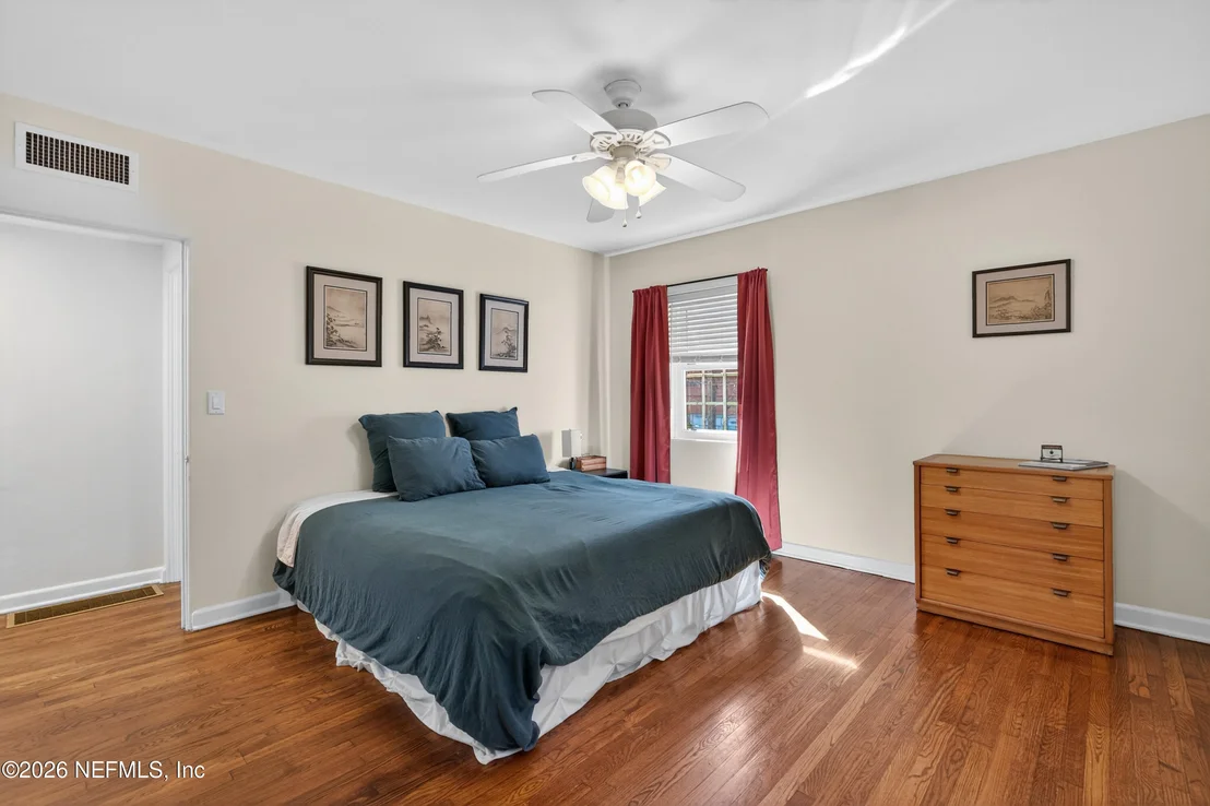 Photo of 1786 PINEGROVE Avenue