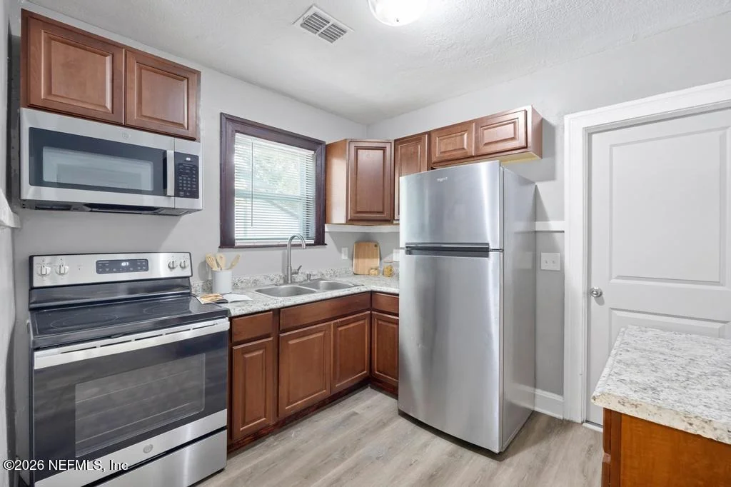 Photo of 2550 SUMMIT Street