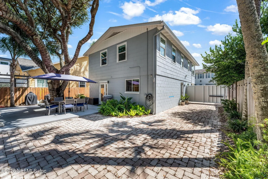 Photo of 1242 BEACH Avenue