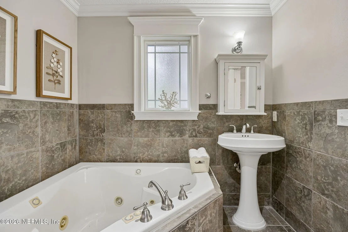 Photo of 1237 MAPLETON Road
