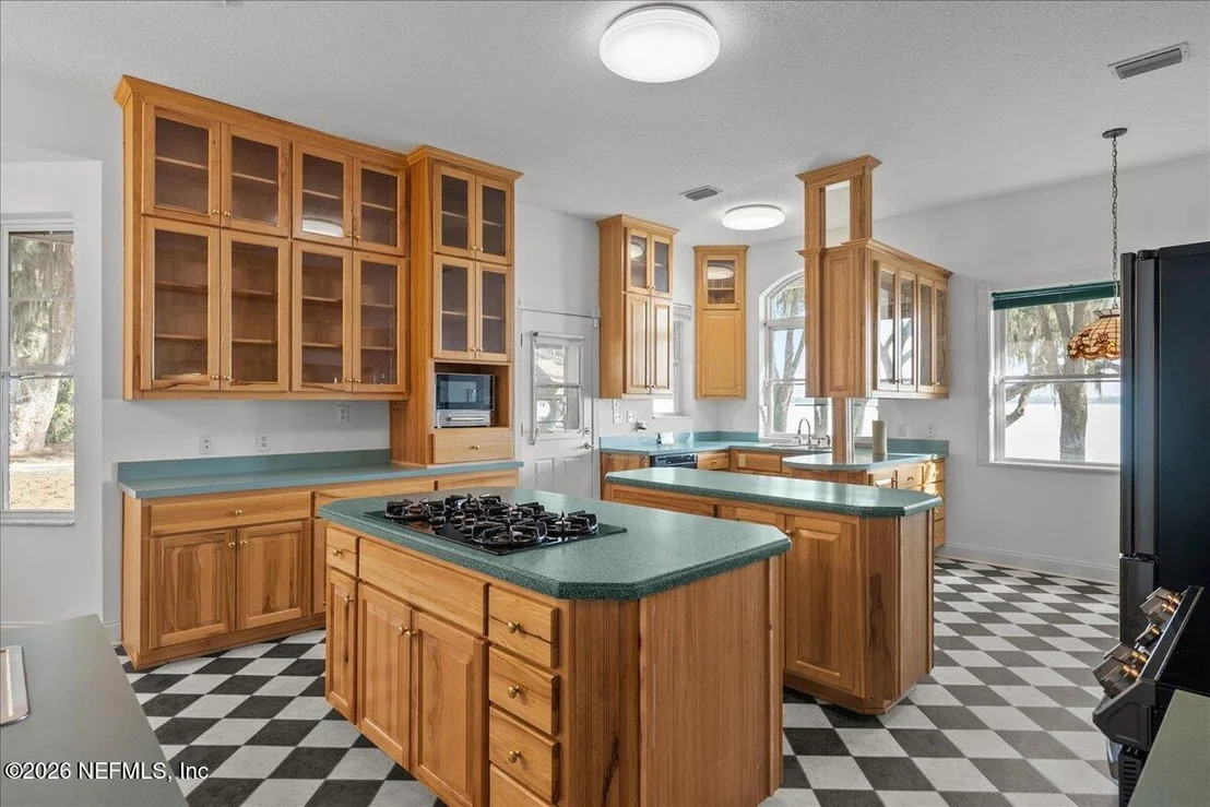 Photo of 533 W RIVER Road