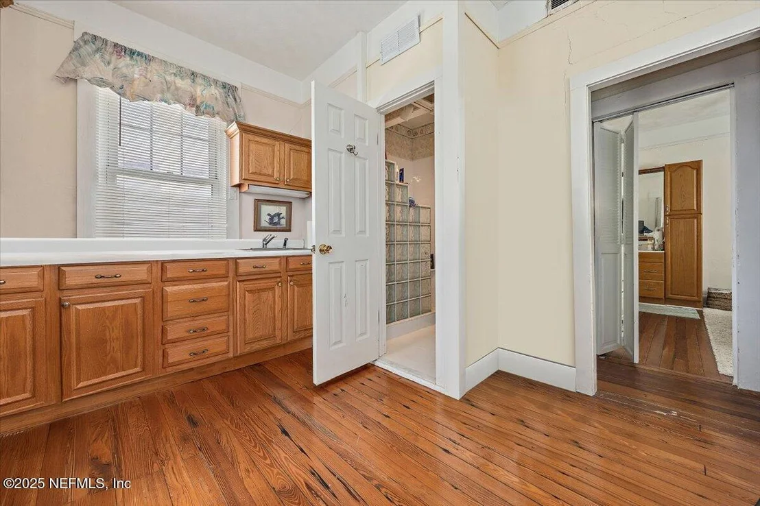 Photo of 517 BEACH Avenue