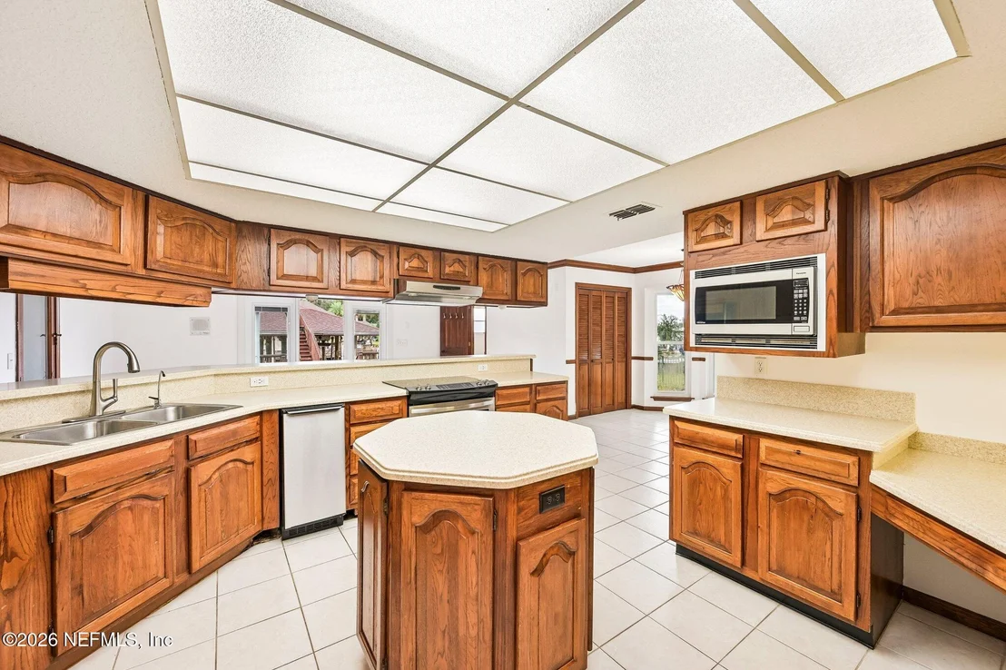 Photo of 331 OAK Drive S