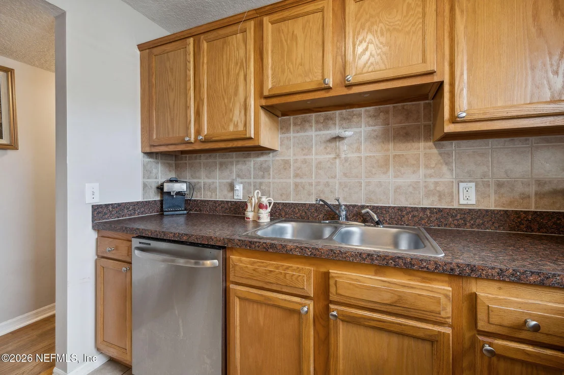 Photo of 7403 ROSLYN Road