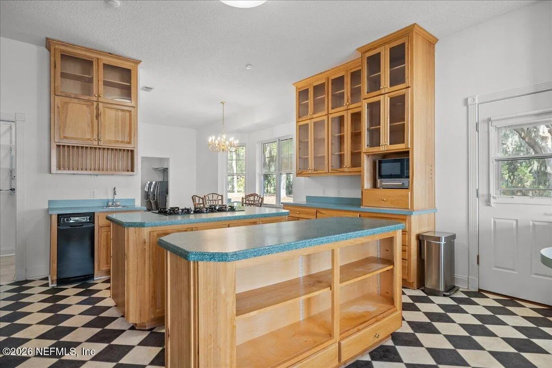 Photo of 533 W RIVER Road