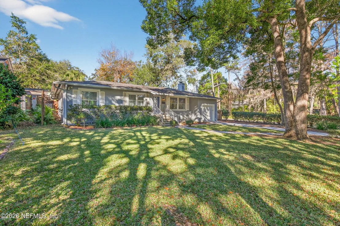 Photo of 1786 PINEGROVE Avenue