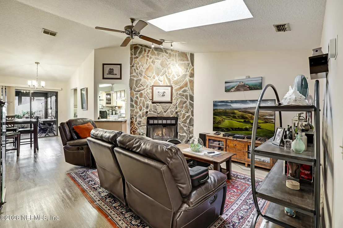 Photo of 531 LORING Avenue