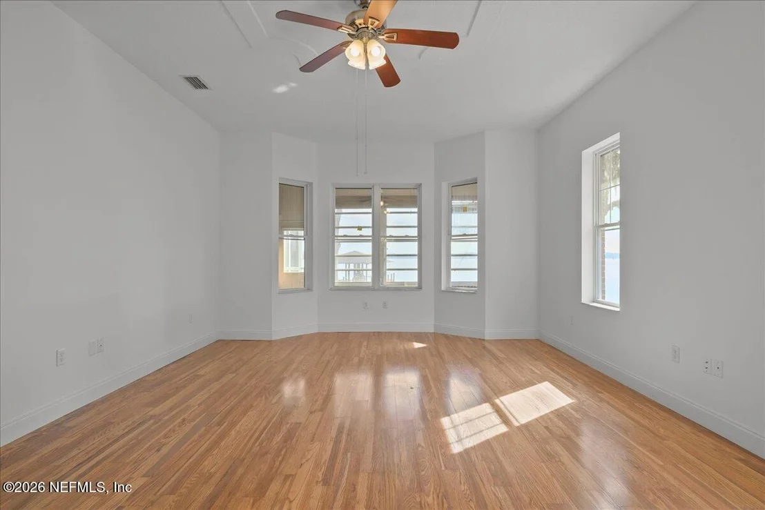Photo of 533 W RIVER Road