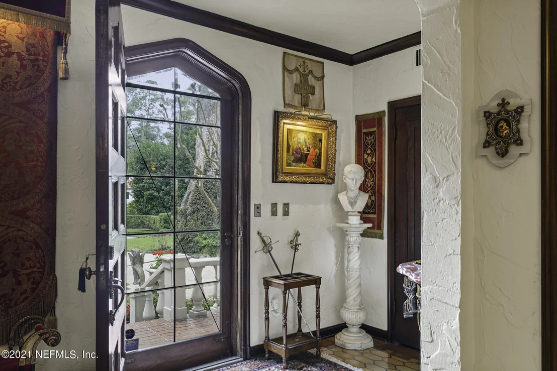 Photo of 927 ARBOR Lane
