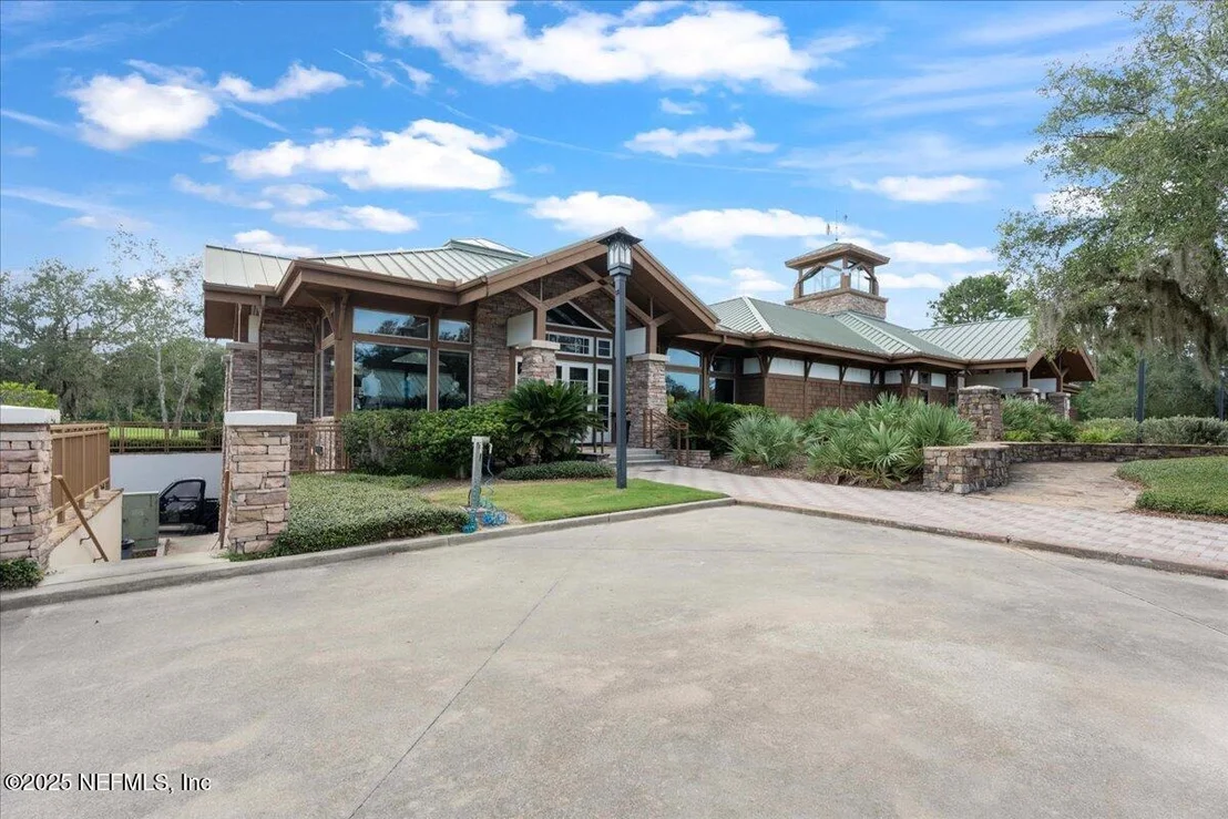Photo of Unit 302 at 955 REGISTRY Boulevard