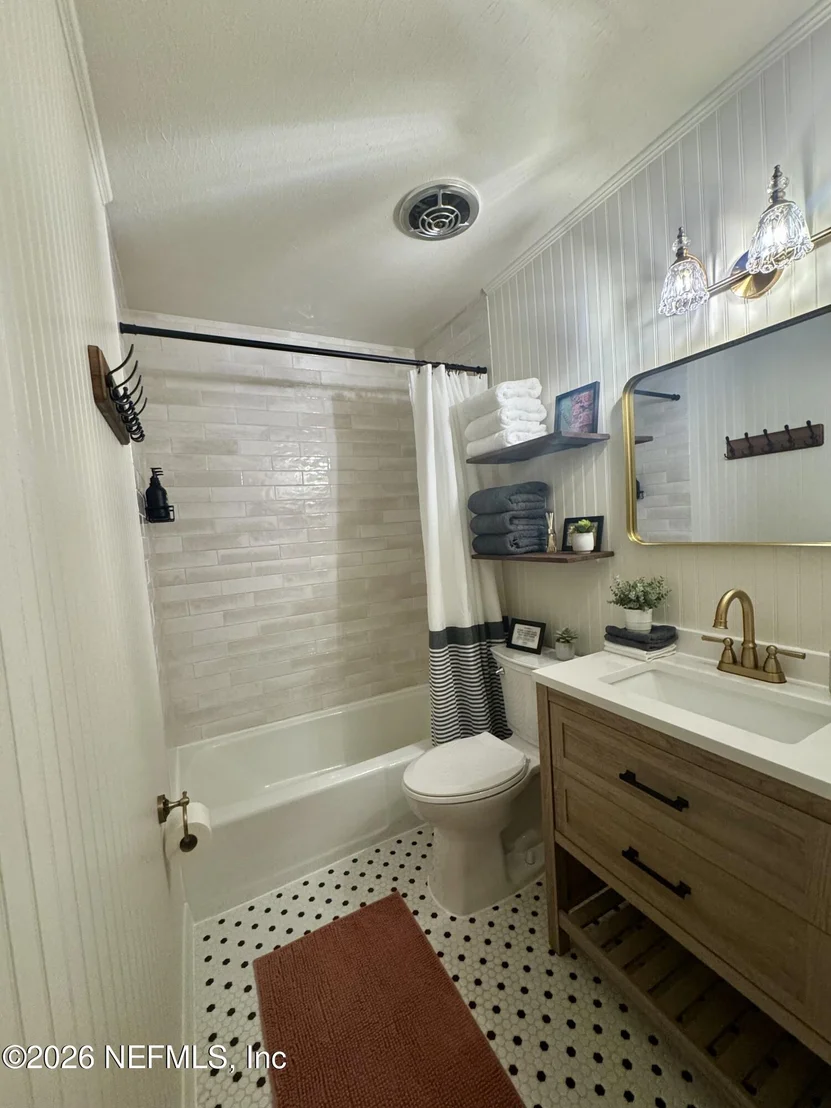 Photo of Unit 6C at 22 COMARES Avenue