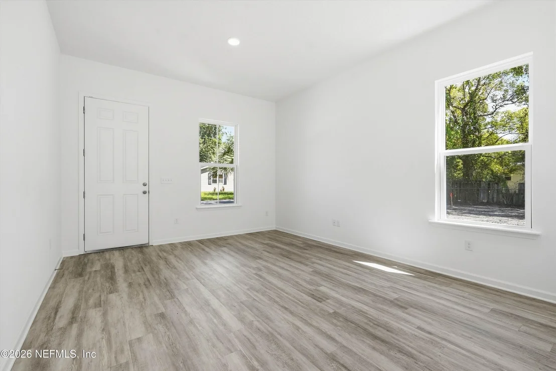 Photo of 863 W 6TH Street