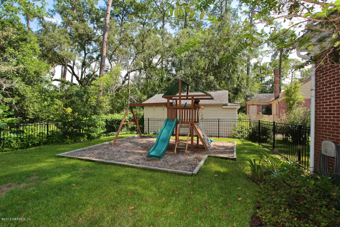 Photo of 1405 Mapleton Road
