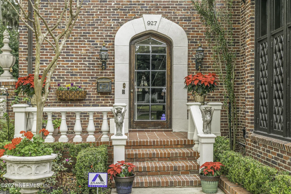 Photo of 927 ARBOR Lane