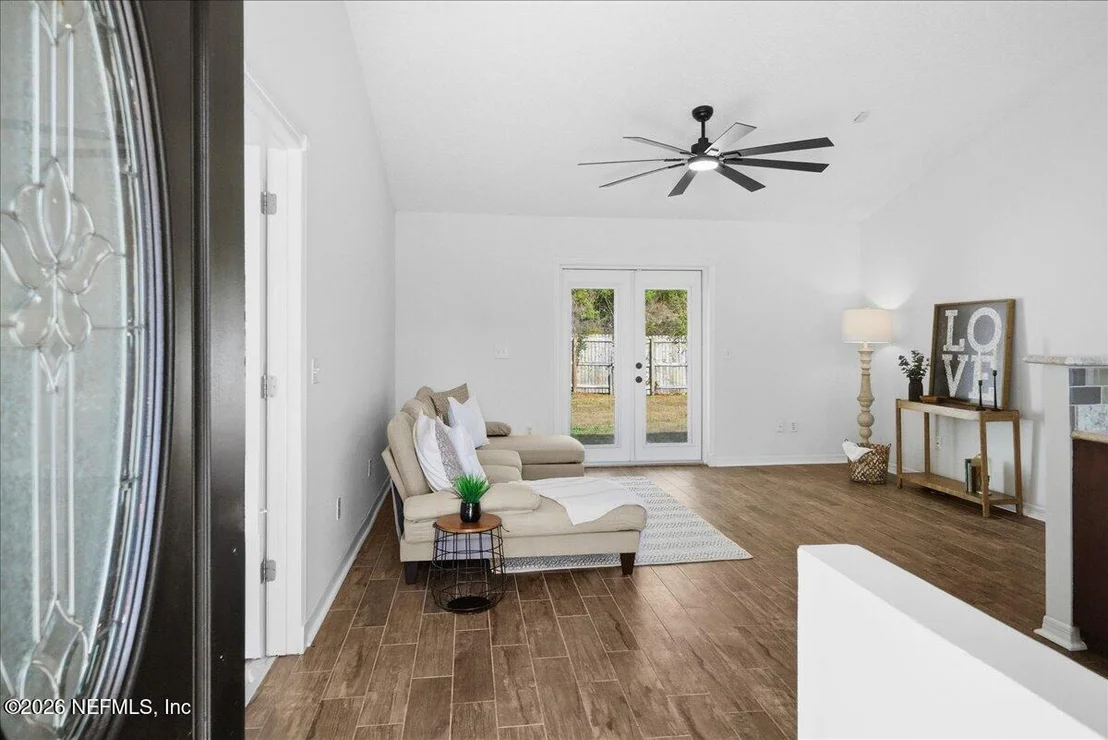 Photo of 425 3RD Street W