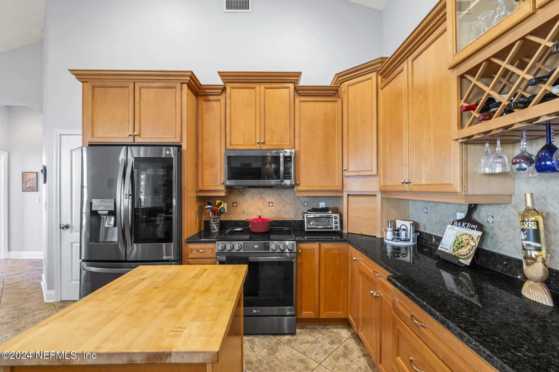 Photo of 487 CREIGHTON Road
