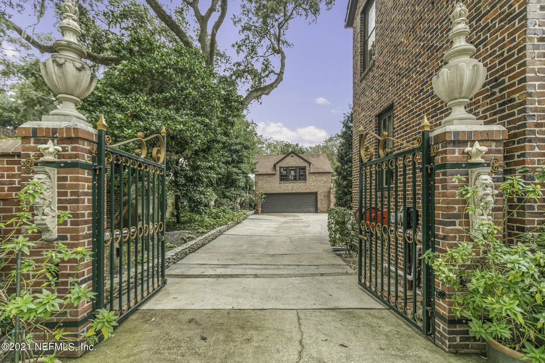 Photo of 927 ARBOR Lane