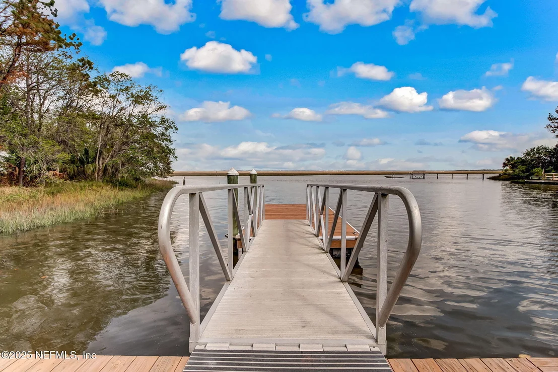 Photo of 97535 PIRATES POINT Road