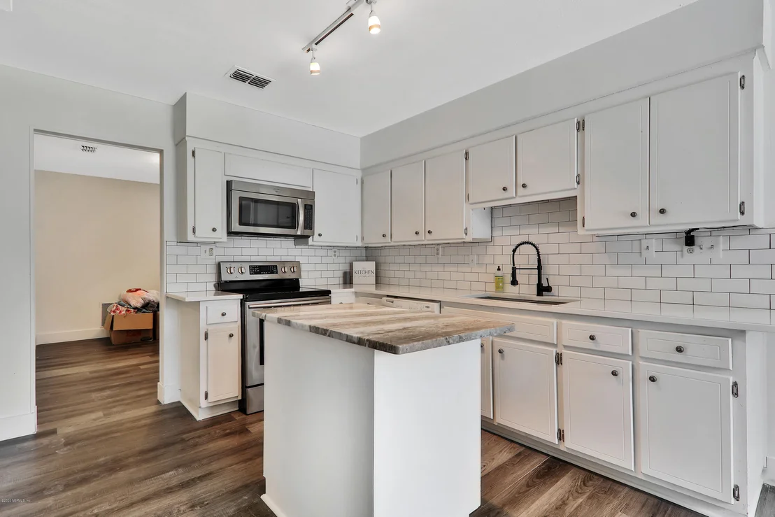 Photo of 2800 FOREST OAKS Drive