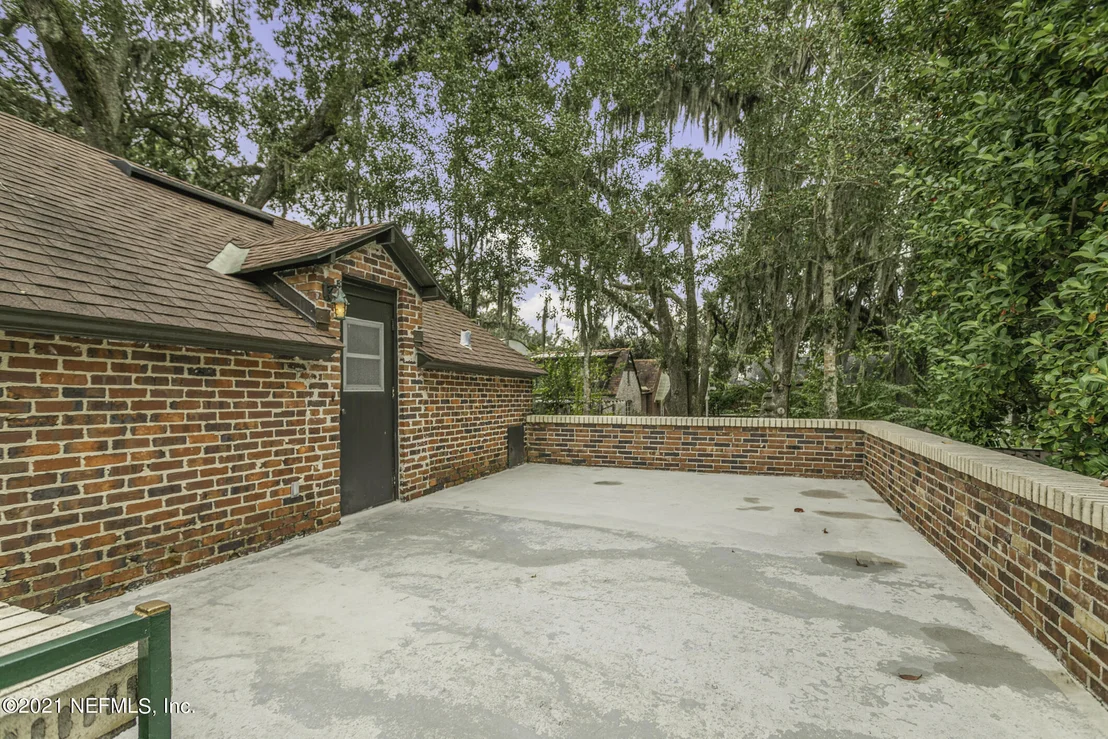Photo of 927 ARBOR Lane