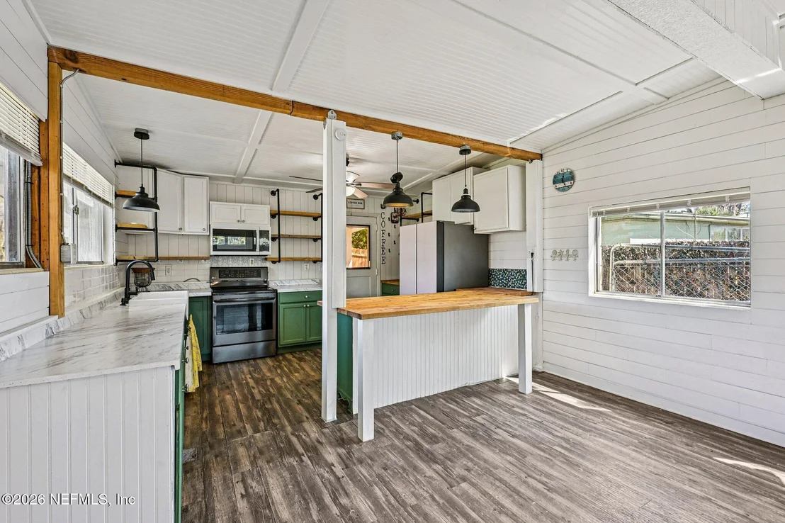 Photo of 1044 HALIFAX Road
