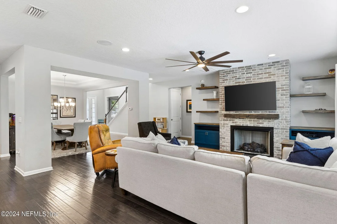 Photo of 387 PALISADE Drive