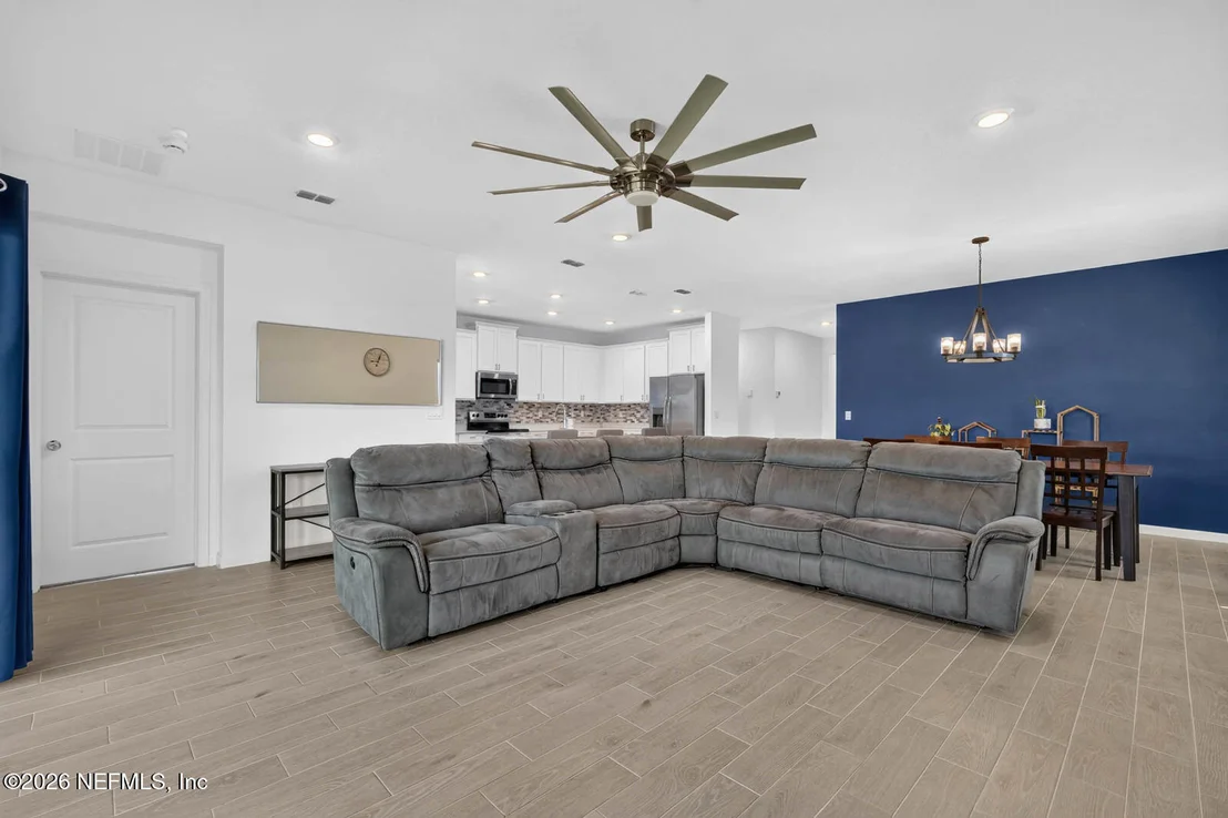 Photo of 404 LAKE SINCLAIR Street