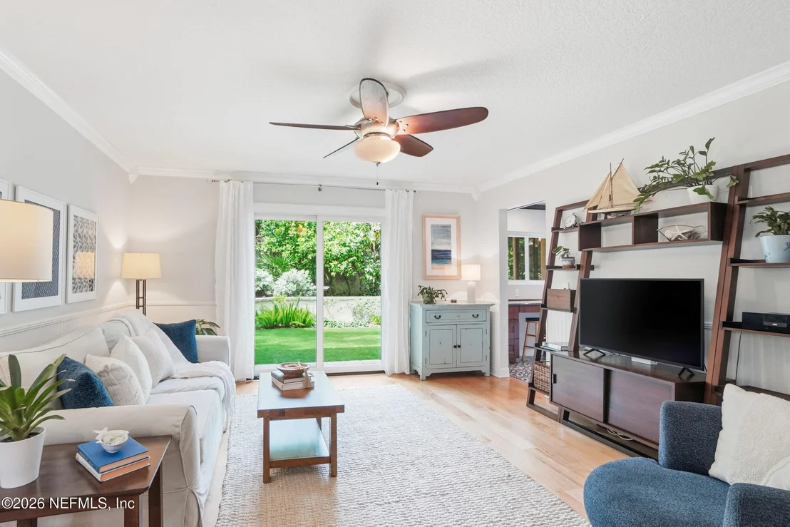 Photo of 1852 HICKORY Lane