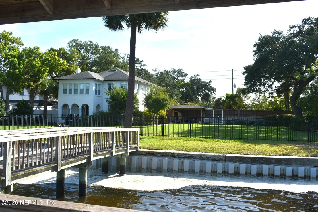 Photo of 1676 RIVER Road
