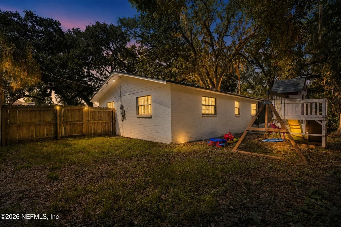 Photo of 1347 REDBUD Lane