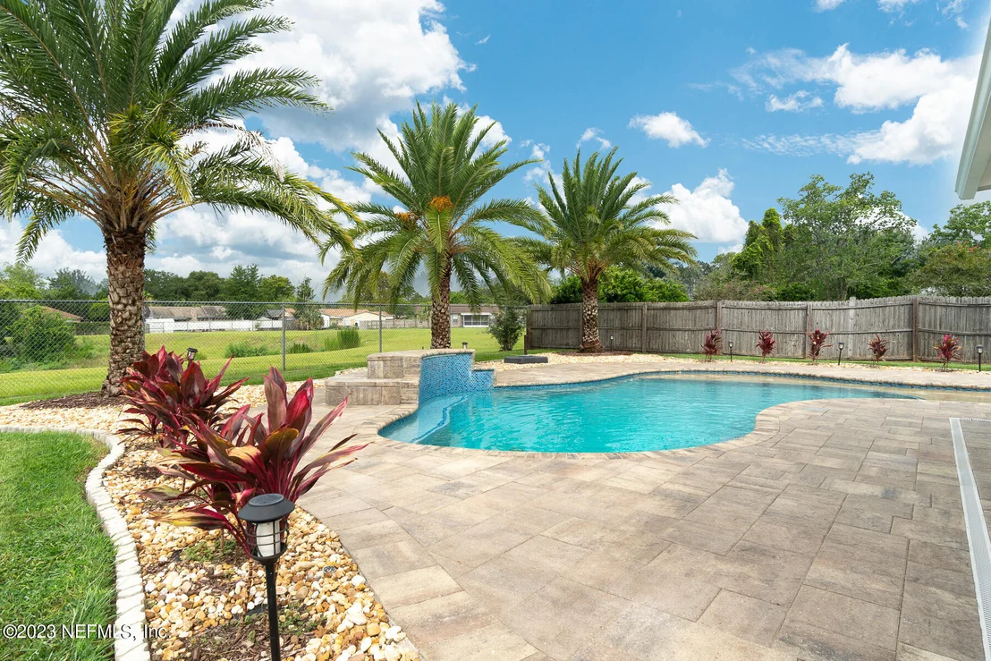 Photo of 1096 MEADOW Drive